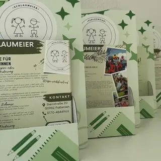 Lehrkraft erklärt einem Kind eine Aufgabe