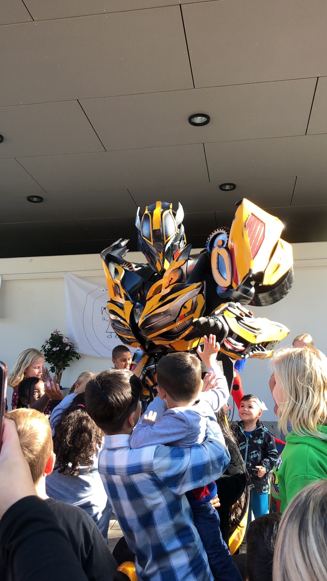 Bumblebee Kinderheld von Be Happy begeistert die Kinder im Publikum