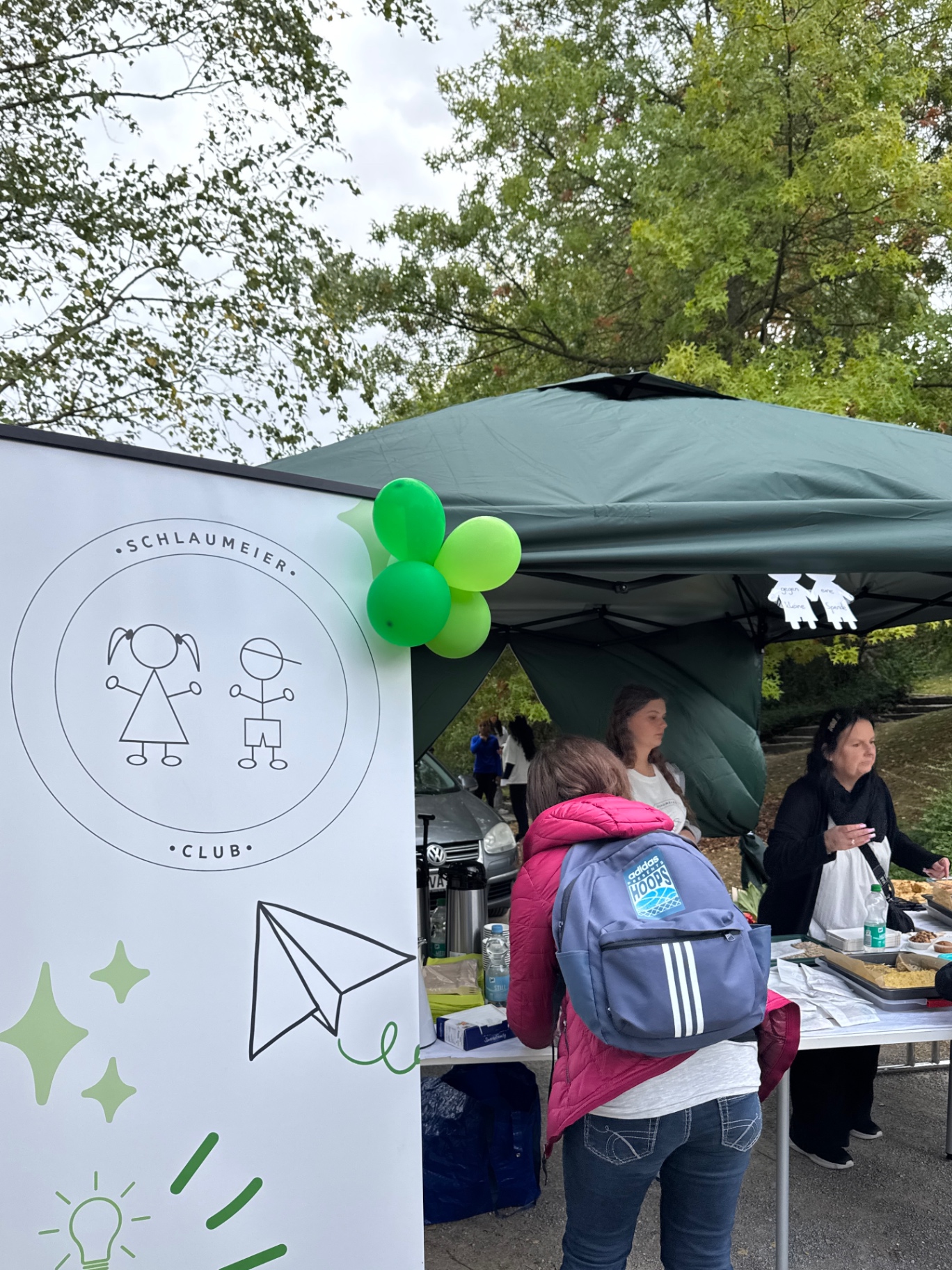 Schlaumeierclub-Stand mit Kaffee, Kuchen und Snacks für die Gäste