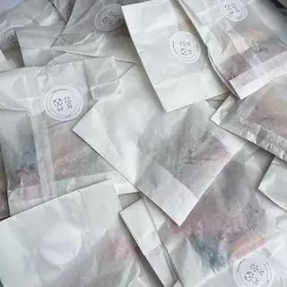 Gemeinsames Arbeiten am Tisch im Schlaumeierclub