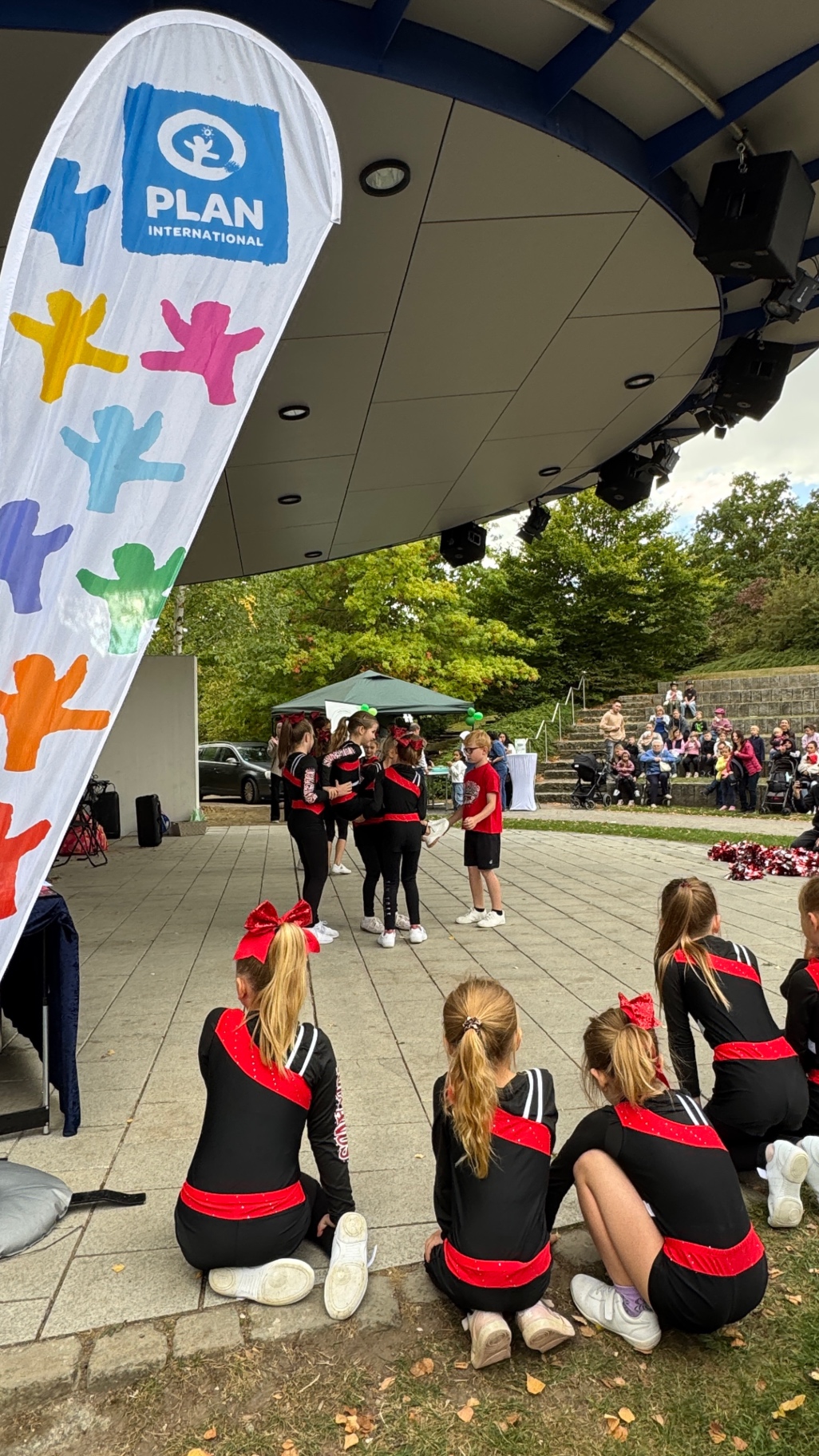 Kinder-Cheerleader der Volcanos vor der Bühne im Polarkreis der Sinne