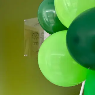 Nachhilfe Situation im Schlaumeierclub: Kind und Lehrkraft arbeiten gemeinsam